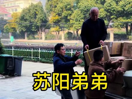 哦不!他的光头是照亮我们前行的路灯!#我的乡村生活 @苏阳商行 @刚子🌞 @苏阳妹妹(晴晴) @王艳(刚子二姐)