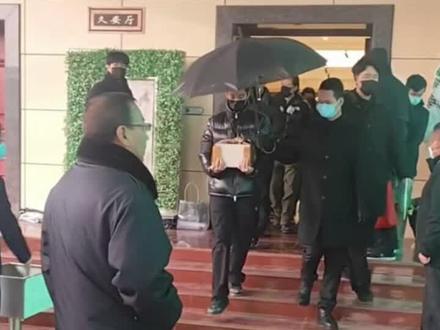 儿子许何最后送别妈妈何晴