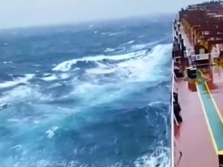 目前已经到红海,就是“红海行动”的拍摄地…边上是很多中东国家…这里的石油资源丰富…所以常年伴随着战争…#带你看世界#一起去看海#航海#大海@DOU+小助手