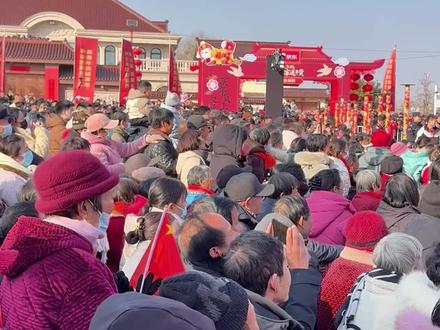 这大概是全网都梦想住进的村子…… 江苏省宿迁市光明村,这里发放的不是年货,而是一份跨越几十年的承诺。