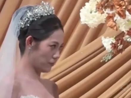 #“第一次结婚有点好笑”
新郎一本正经宣誓
让新娘忍不住从头憋笑到尾