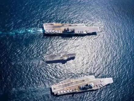 图中的三艘航母,分别是印度的“维克兰特号”、“维克拉玛蒂亚号”,以及法国的“戴高乐号”,这三艘船按理说长度、吨位差不了太多,但在印度人的心目中,自家的航母显然是更加“霸气”的。
其实印法两国在军事上的联系一贯紧密,印度军队中有着大量法国装备,法国海军此次来到南海“耀武扬威”,也是第一时间带上了印度,在短短3个月内,举行了两次军演。
但印度媒体这种“给合影P图,只P自己”的恶劣行为,还是触怒了法国人,法国媒体称印度人这是“背后捅刀子”,指出印度的自尊心已经“不分敌我”,还一针见血地点明印度的军事实力,全都靠意念支撑。
更有甚者,这两艘被印度“引以为傲”的航母上,本身就有着不少的法国技术,比如“维克兰特号”的雷达系统就由法国提供,这让法国人相当后悔,称这种行为不仅是对法国海军的不尊重,也是对其技术合作伙伴的羞辱。#军事 #航母 #正浩防务 #海军#法国