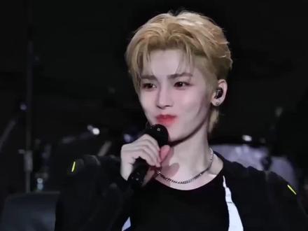 直男开窍了#侯明昊,逗完桃妹继续撩,害羞的小猫好可爱#太湖湾音乐节#宝贝 #爱你但说不出口 #萌脸烧