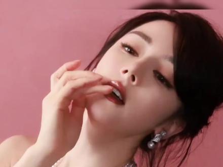 迪丽热巴回归即王炸,这波霸屏赢麻了! 摒弃喧嚣,迪丽热巴以极致的松弛感重塑高级审美 。
时隔半月归来,从《Marie Claire NOW》2026春季刊的慵懒矜贵、Dior苏州晚宴的暗夜玫瑰,到直播间的高定仙姿,多重质感无缝切换 。
这不仅是她年内第四本开季封面,更稳坐“重要月份全满贯首位90花”宝座 。千万高珠加冕,顶格待遇随行,其不被驯服的时尚表现力与商业断层地位无可复制 。
新剧《白日提灯》定档,从名利场到大荧幕,哪套Look最让你心动?
#迪丽热巴 #杂志 #白日提灯 #迪丽热巴同款 #时尚