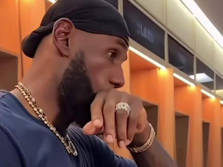 詹姆斯罕见霸占球权!东契奇的做法惹争议,湖人一山不容二虎?#湖人 #詹姆斯 #东契奇