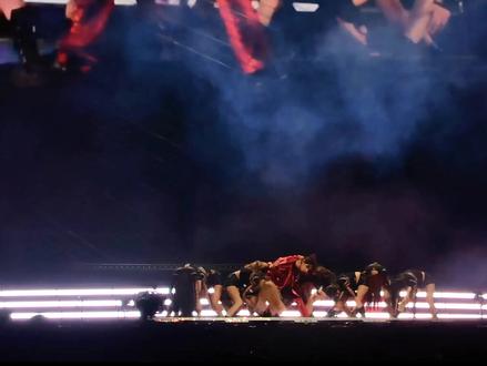 终于体会到导播手忙脚乱切镜头的样子了
#ONER狂欢巡演日记#木子洋 #神级现场 #ONER巡演广州 #木子洋舞台现场一秒换衣