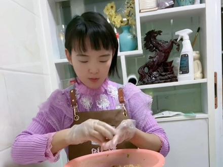 快过年了,今天炸点糯米圆子,在合肥,只要过年,每家每户必做,外酥里糯,鲜香好吃,大人小孩都喜欢,你也在家试试吧#炸圆子 #年的味道来了 #纯手工制作美食 #自制肉丸 #外酥里嫩