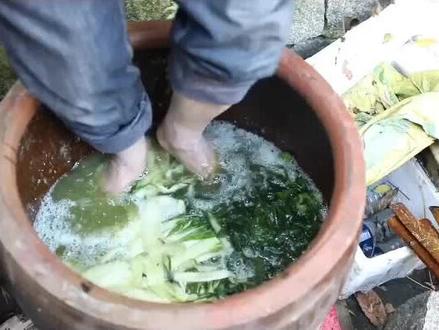 杭州人的年味最求:汗脚踩出的腌菜,脚越臭越香。#年味 #舌尖上的美食