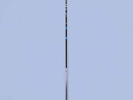 中国人形机器人引爆全球:能自己换电、批量交付 北京时间 11 月 13 日,优必选正式宣布:
首批数百台工业人形机器人 Walker S2 已量产交付。
它们将陆续投入产业一线执行搬运、装配等任务。
这是全球范围内,目前唯一公开展示的工业人形机器人“大规模交付场景”。
#中国人形机器人 这是来自我国深圳优必选(UBTECH)工厂的真实现场:
一批批全尺寸人形机器人,正在整齐划一地进入量产与交付。
01|全球首个公开的大规模交付现场
02|为什么它能真正“上工厂”?
✔ 类人感知:看得懂空间的机器人
Walker S2 身高 1.76 米,搭载国内首个 类人眼 RGB 双目视觉系统,能精准识别立体环境和工厂细节。
✔ 仿生结构:下蹲、弯腰、触地,像人一样灵活
52 个自由度,能深蹲、弯腰、适应复杂地形。
在 0–1.8 米狭小空间内,稳定搬运 15 公斤负载。
✔ 精细操作:亚毫米级工业灵巧手
第四代灵巧手,可完成高精度装配动作,工业可靠性超 8 万次。
03|真正的技术壁垒:全球首个“自主换电”人形机器人
这可能是最震撼世界的部分。
Walker S2 是全球首个实现 自主换电 的全尺寸人形机器人:
3 分钟自主换电
双电池同充同放
单电池 2 小时续航
电量降至 20% 自动返回补能
像军队方阵一样整齐协同换电
➡ 最终实现:7×24 小时连续作业,无需人工参与。
它背后依托优必选自研的 BrainNet 2.0 群脑网络,让多台机器人可以角色分工、协作作业,像“机器人群体智能”一样运作。
04|火到海外媒体:“大规模交付”是让外媒震惊的真正理由
这段工厂现场视频发布后,迅速在欧美科技圈刷屏。
媒体普遍聚焦在三个核心点:
自主换电 —— 这是技术突破,也是商业变革(7×24 小时作业);
大规模交付 /量产 —— 证明这不是实验室宣传,而是真实商用落地;
订单规模 +商业前景 ——外媒和行业媒体都在追踪其实际商业能力。
KOL /社区则更加尖锐 /多元:
有 质疑派(像 Brett Adcock)认为视频可能是营销包装,真实交付和性能或许没有那么理想。
有 技术乐观派看到中国机器人公司在硬件制造上的速度和野心,对其工业化应用给予肯定。
也有人对其 科幻感 /形象包装进行批评,指出 “太像电影”或者 “像机器人军队”,既酷又带点不安。
来自深圳的中国机器人,正在定义工业的下一幕