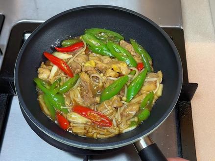 今日份懒人水油焖菜,金针菇焖鸡腿#懒人焖菜 #水油焖菜 #低脂低卡餐 #鸡腿的神仙做法 #充能小事叫吃饭