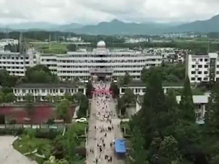 安徽歙县延期高考顺利举行,考生笑着走出考场:备用卷不偏,趋势平稳。
