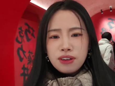 巧克力博物馆✔️ 博物馆门票29,我当时去的话,打卡完毕,赠送一块价值20左右的巧克力,逛下来的话,大概1.5小时,逛完以后还可以去附近的大栅栏或者前门逛逛。
博物馆空气甜味比较重,里面都是巧克力做的各种各样的展品,更像是一种科普类的博物馆展览,一共两层,整体的话面积不大,就是看一下巧克力可以制作成哪些产品。#用抖音记录人生 #北京巧克力博物馆 #生活vlog日常记录 #百亿流量扶持 #在北京玩