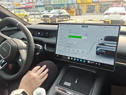 #小米汽车 #小米su7 小米SU7 提车记录
1.首先是订车,我是1月看新款就激情下定了,当时还没决心买,后来因为工作调动,日通勤后续应该是40km-100km,然后看着各项配置比较满意,标准款升级比较大,就定下了。
2.选配及车价,标准款裸车22.99,为了尽快提车选了准现车加了科技舒享包+冰箱+黑色内饰,内饰确实黑色高级一些,但是也没必要加3000,压缩机冰箱也是看个人,小部分人应该用得到。所以就是232400+10280税+5800保险+120挂牌,248480还买了个3000桩子,其实大家买个普通桩子也可以,整车大概25万落地(自己工作攒了十几个,马自达卖了6.5,家里给了点)
3.购车补贴,国补置换,报废均有补贴,我这是1.5万,还有济南市补2000+2500消费券,这也是我着急现车的原因,想尽快申请补贴。
4.最重要的驾驶体验,我是两天开了接近400km,我开了大概150km,其它都是高速智驾,现在这个领航辅助基本上下高速全程无需接管(注意安全,保持专注)。最让我惊喜的就是电耗,我济南到聊城高速慢点电耗12.7,聊城到济宁14,这样看来,标准款城区续航基本六百多,高速高架500多,冬季和人多往下砍100左右。
然后就是操控,我大部分是舒适+柔和,电门需要用力点,但是反馈很足踩多少有多少,有一种很自信的感觉,小米的外观安全无需多言,智驾还有提升空间,电耗操控也是顶级的了(同价位),配置上略微落后(比亚迪,小鹏,极氪),反正我原来是马自达换过来之后真是感觉无敌,满足我对电车的全部期待了