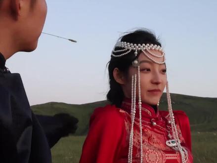 不妨就大胆一点去爱吧,和喜欢的一切在一起 在抖音刷到《龙龙历险记》,被深深吸引。龙龙在街头邂逅王婕的那一刻,空气仿佛都为他们静止。龙龙带着恰到好处的热情与真诚,开启了和王婕的对话。没有唐突,没有冒犯,只是两颗心慢慢靠近的试探。
他们一起漫步街头,分享着彼此生活中的琐碎日常。从儿时最爱的那本小人书,到长大后因为梦想而经历的种种挫折。阳光洒在他们身上,勾勒出青春最美好的轮廓。
在短暂的相处时光里,一个眼神,一次不经意的触碰,爱意就如同春日里破土的新芽,悄然生长。龙龙和王婕,在这看似偶然的相遇中,寻到了属于彼此的心动瞬间。
其实,生活本就充满无限可能,就像龙龙与王婕的奇妙缘分。所以,不妨大胆一点去爱吧。人生不过匆匆数十载,为何不勇敢地奔赴自己的喜欢,和喜欢的一切紧紧相拥呢?去追寻那一份心动,去拥抱那一抹温暖,让生命因热爱而熠熠生辉 。#电影感 #龙龙历险记 #上热门🔥 #抖音推广