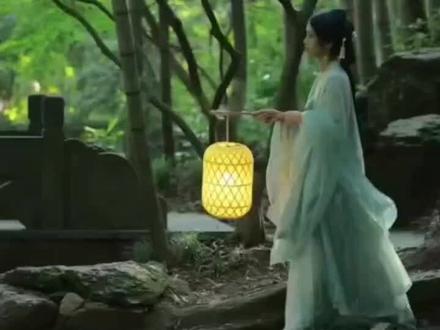 转发分享:
刀郎歌曲《花妖》
歌名灵感源自《聊斋志异·香玉》里花妖的典故,提取了书中人妖相恋的核心意境,自带神秘奇幻的古典感,能让听众快速联想到传统志怪传说里的痴情形象,为歌曲的轮回爱情故事铺垫好基调。
歌词讲述了一个跨越时空的凄美爱情悲剧,核心是“爱而不得”的无奈与执着,通过轮回错位的设定,表达命运弄人的悲凉感。
歌词用第一人称“花妖”视角,描述一对恋人因身份悬殊(书生贫苦 、小姐富贵)被拆散,殉情后阎王允许他们带着记忆投胎,却因“罗盘经”出错,两人总在不同朝代的杭州(如钱塘、临安、余杭)错过,永远无法重逢。
身份悬殊的悲剧:书生“褐衣红”(粗布衣染血)象征贫贱,小姐“腰上黄”(宋代贵妇围腰)代表富贵,注定无法相守。
轮回中的错过:投胎时“寻差了罗盘经”,导致两人时空错位——例如,她生在汉朝,他却生在唐朝,辗转追寻却始终擦肩。
执着的等待:花妖在“时间的树下”等白了头,用“流浪的眼泪”“满城汪洋”比喻无尽思念。
歌词藏着哪些深意?
刀郎用古典意象强化悲剧感:
地名隐喻:钱塘、临安等杭州古称,代表时空错乱(如“君生余杭,妾生临安”)。
色彩象征:
“褐衣红”:书生死亡时的血迹,暗示暴力结局。
“腰上黄”:小姐的贵族身份,反衬命运讽刺。
自然意象:
“追逐落日的纸鸢”:象征徒劳追寻,永远够不到目标。
“花墙下枯黄”:花妖凋零的化身,呼应“腰上黄”的消亡。
歌词传递三层情绪:
绝望的遗憾:如“他日你若再返,必颠沛在世上”——即使重逢,苦难依旧。
永恒的孤独:用“夤夜风灯”“秋夜雨倦鸟”渲染孤寂,像《红楼梦》的“万艳同悲”。
对命运的控诉:罗盘经的“差错”暗喻现实阻碍,比《梁祝》更悲凉。
