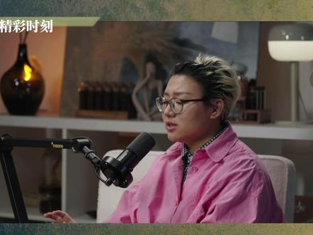 【完整版】不想上学的小孩,比某些大人正常多了 不想上学的孩子越来越多,医院精神科里的孩子越来越多,敏感的孩子、自责的孩子、小心翼翼的孩子、无动于衷的孩子、生生不息的孩子……孩子是大人的镜子,也是社会的影子。本期,我们和一位做休学少年陪伴的校友任竹晞聊聊这些孩子,也聊聊大人和这个社会。【完整版】@人文清华
#清华大学 #教育 #家长必读 #视频播客扶持计划 #抖音知识年终大赏
对谈嘉宾:
任竹晞:清华大学电子系2005级校友,一出学社创始人
张超:清华大学新闻学院2004级校友,播客《文化有限》主播
以下是对话索引
——没有课表之后,真正的学习开始了
——「显性课程」和「隐性课程」
——家庭政治学:去中心化的亲子关系成为一种可能
——All her fault?被压垮的母亲和缺席的父亲是这些家庭的常态
——不上学,天塌不下来
——换个角度看休学,只不过是一个爱思考的孩子厌倦了「角色扮演」
——把定义教育的权力交还给置身事内的每个普通人