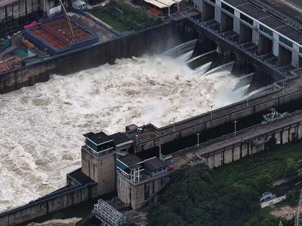 “静水通航、动水冲沙”,防止航道淤积、保证水深与通航安全 。葛洲坝三江冲沙闸(6 孔)全力泄洪冲沙,场面宏大,气势磅礴#葛洲坝冲沙泄洪#原创视频#湖北宜昌