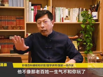 #读史启示录 313 大清重臣-纳兰明珠 纳兰明珠(1635 - 1708 年),叶赫那拉氏,满洲正黄旗人,是康熙朝举足轻重的大臣。
他出身不凡,凭借自身才华与努力,从蓝翎侍卫起步,历任内务府总管、弘文院学士、刑部尚书、兵部尚书等职。在康熙朝诸多重大事件中表现突出,如力主撤藩,与康熙意见相合,还参与平定三藩军事指挥;支持施琅进剿台湾,推动统一大业;代表清廷与俄使谈判,在雅克萨问题上坚持立场,助康熙解决边界争端;同时,他担任多部重要政书编纂总裁官,推动文化建设。
然而,随着权力攀升,纳兰明珠与索额图党争不断,还结党营私、卖官鬻爵。康熙二十七年,他因郭琇弹劾被革去大学士之职,虽之后恢复一些职务,但不再受重用。康熙四十七年,纳兰明珠病故。
纳兰明珠一生,前期凭借政治才能与远见卓识建功立业,位极人臣;后期却因权力欲望迷失,陷入党争与贪腐。他的兴衰荣辱,深刻反映了康熙朝复杂的政治生态。#中国历史人物