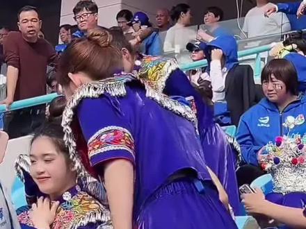 永州市远赴江苏为镇江、常州和永州友谊赛加油助威的拉拉队,瑶妹妹!你莫走!
#江苏十三太保大哥 #永州人来江苏 #永州常州友谊赛 #常州旅游景区 #永州瑶妹妹