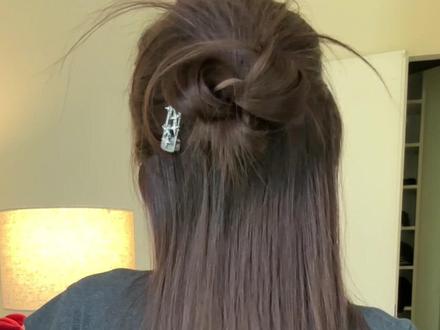 国庆出游快扎这个发型!!10s扎好,简单又出片!花苞头半扎发果然好洋气#手残党也能学会的发型 #扎发教程 #超适合出去玩拍照的发型 #国庆出游发型 #鸡毛毽子头