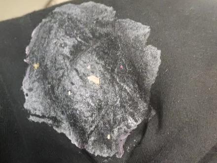 小孩玩起泡胶粘到裤子上一步全部清洗干净,先用热水泡一泡在放点牙膏,加点不要钱的食用盐,加上白醋,抠一抠,干干净净。#去污小妙招 #污渍轻松去除