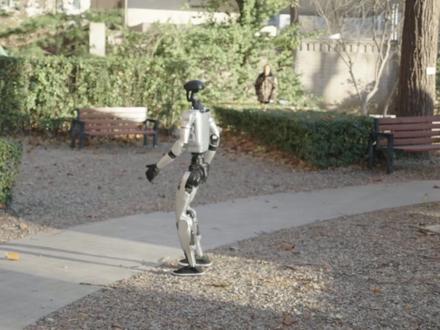 《老北京机器人》 #机器人达人秀 #宇树科技 #机器人 #ai #具身智能 老北京布鞋是给宇树科技G1设计的吧。。。。