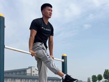 单杠四练习挂腿上练习步骤!#单杠四练习 #挂腿上 #干货分享