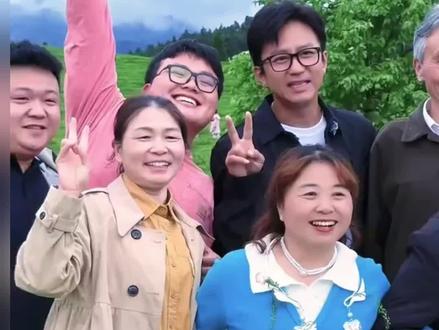 5月8日,母亲节临近,邓超发布视频分享自己带着一车鲜花探访暖心摄影博主叶巨,一同为乡村妈妈们拍摄母亲节主题照片,同时也祝天下所有妈妈们节日快乐。#邓超 #母亲节