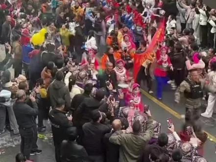 苗王衣锦还乡,这就是苗王排面,人山人海,网络卡爆,最佳视角看现场#荒野求生 #老六荒野 #苗王