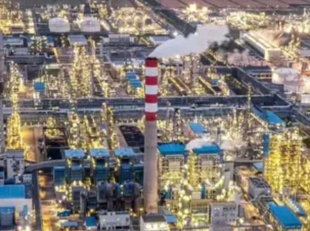 “上帝的炼化厂”—《镇海炼化》 1975 年,它从滩涂上的小炼厂起步,手里只有简陋设备与一腔孤勇,五十年跨越,我们从缺油少化、处处被卡,到建成国内最大炼化一体化基地,乙烯生产跻身全球第一梯队!#镇海炼化 #石油 #中国石化 #化工 #进击的材料人