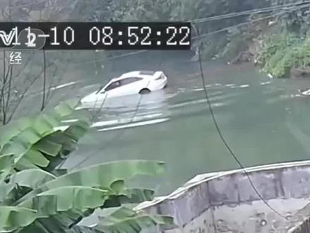 #
广西环江的这起坠河事故,就像一记重锤,狠狠砸在无数家庭的痛处上。
一辆核载5人的皮卡,硬生生挤了15个务工回家的人。
当地人告诉媒体,车上绝大多数都是在周边林场做套种红薯的女工,这一天160元的工钱。当天加班到晚上9点多,摸黑回程时,车子开上了漫水桥。事故发生后被困人员中一位年轻男性呼救时被村民听到,河水太急,根本没人能下水施救。
截至消息发布,6人脱险,1人不幸遇难,仍有9人下落不明。
许多网友心碎追问:车上到底有没有多余的座位?那一夜的水情到底有多凶险?一天的活路,是不是真的值得用命去赌?
但愿每盏深夜亮起的灯火,都能等到平安归来的家人。