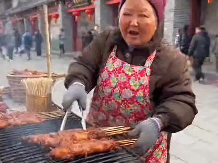 烤猪妞,美味的烤猪妞 #美食 #猪妞 #搞笑