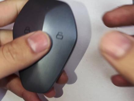 深蓝车钥匙如何更换电池 焕新版车钥匙换电池方式不一样了,功能按键也缺少了一个后备箱开启按键。但是整体简化了一些。#深蓝汽车 #深蓝sl03 #深蓝l06 #长安汽车 #这也能开播