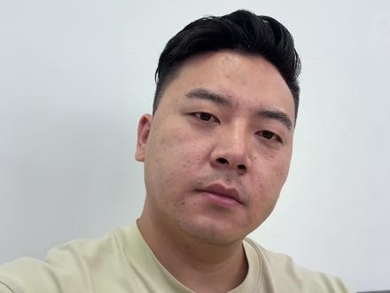 哥们气球飞上天,还这么淡定