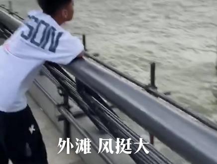 我是做高铁在济南西到上海虹桥(大人452孩子240),到了上海虹桥不用出去跟着标识直接做2号线到达南京东路(就是外滩附近),酒店我定的外滩附近,离外滩、三件套都近,离地铁口也很近出门方便,几乎热门景点地铁都可以到达,即使换乘也很方便。你们可以在抖音搜“外滩附近酒店”出来好多酒店,根据自己情况自由选择(我感觉外滩附近低于一千的都差不多房间都不是很大)。上海之巅门票大人200孩子100,视野非常棒可以一试。自然博物馆我是提前在网上预约的,这个相对好约一些,里面有语音导览器可以租一个,让孩子涨见识。徐家汇书院里面很大书种类很多环境也很好,可以带孩子感受一下。百脑汇离徐家汇书院很近,徐家汇在3号出口,百脑汇在5号出口饿了直接出来吃饭很是方便。天文馆离外滩挺远在浦东郊区坐地铁不到两个小时,我在天文馆附近又找的酒店,天文馆附近的酒店就便宜了环境也好。我网上没预约门票到确实不好约,但可以现场约,我去的时候人不多(我到了差不多十点了),里面挺好的值得一去。上海行娘俩四天三晚大约花了不到五千,供大家参考。#上海行