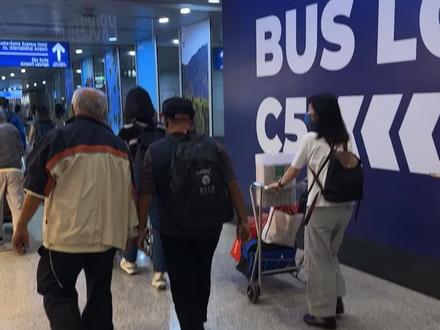 马来西亚免签后留学生父母陪同入境需要哪些资料 现在马来西亚入境免签,留学生父母可以陪同一起入境
只不过是不同的入境口这个一定要注意❗
学姐为大家整理了一定要提前准备的资料避免进入小黑屋🙅
1️⃣入境马来西亚的MDAC入境卡(出发三天填写)
2️⃣酒店订单(精确到每一天)
3️⃣机票往返订单
以上三样都要打印出来准备好纸质版资料
🚨这些资料都带纸质版入境海关都会检查
还会问你几个点单问题,例如来做什么?还要去哪里?回答旅游即可,待几天回答几天就可以
资料不全会被关进小黑屋所以一定要准备好齐全的纸质版资料哦,记切记❗❗
留学生走49-50窗口,父母走外国人窗口旅游签
父母出了海关可以在外面等待孩子一起走机场出口
更多马来西亚留学问题欢迎大家后台私信我 #马来西亚留学 #留学 #马来西亚 #马来西亚入境 #留学申请