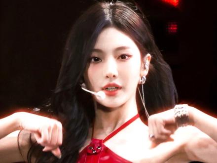 小皮裙 大波浪~ 一扭一晃真像样 #aespa #宁艺卓 #2025影娱年终大赏 #了不起的混剪团 #2025年度追星报告