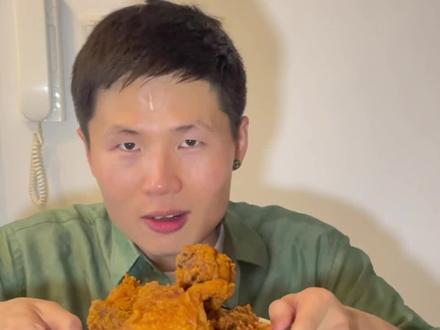 风靡全球的菲律宾Jollibee (快乐蜂)炸鸡店在香港也有多家分店,到底味道如何?#炸鸡 #沉浸式吃饭 #jollibee #吃炸鸡的视频 #香港生活 @抖音小助手 @抖音美食达人助手 @抖音美食推荐官