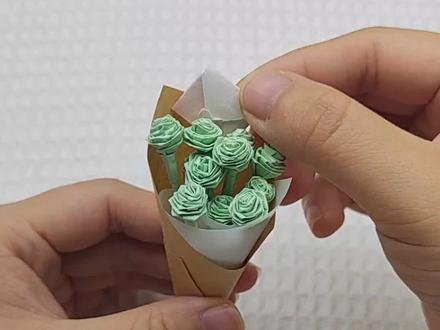 用星星折纸自制四种浪漫小手工! 折星星剩下的纸别扔,跟着盼儿一起做四种浪漫小手工吧!
1、迷你玫瑰花束
2、迷你情话盒子
3、梦幻星星花束
4、渐变星星手串
你最喜欢哪一种呢?艾特你的好朋友,跟着盼儿一起动手折起来吧!#折纸教程 #折纸星星花束 #星星折纸教程 #浪漫手工礼物 #手工diy