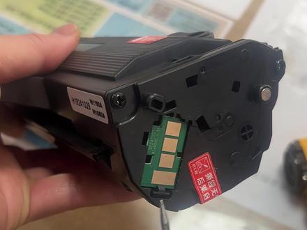 惠普 1188 加粉后仍墨粉低?换芯片就搞定 惠普 1188 打印机提示墨粉盒不足 / 墨粉低,根本原因是硒鼓计数芯片达阈值!视频手把手教你掀扫描台、取硒鼓、补碳粉、换计数芯片,重点提醒芯片安装方向,装反必报错,换好归位绿灯亮起即恢复正常。1188 专用计数芯片橱窗已上架,延津本地打印机维修、耗材需求,惠普延津新城花园店一站式搞定!#打印机维修 #惠普打印机 #延津惠普 #惠普星影相随 #酷睿UItraAi更强谁不爱