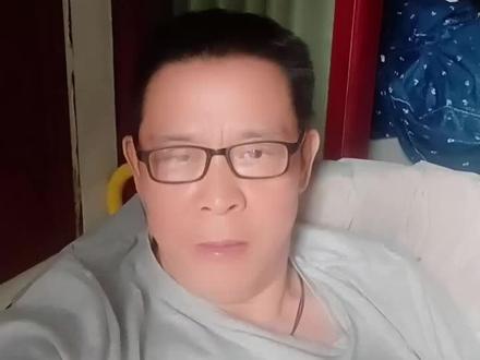 中国乒乓球协会主席王励勤正式官宣樊振东回归国家队 2025年11月30日,中国乒乓球协会主席王励勤正式官宣樊振东重返国家队。此次回归是国乒为备战洛杉矶奥运周期敲定的重要战略举措,乒协同时明确表态,全力支持樊振东此前签约德甲萨尔布吕肯俱乐部的参赛安排。
樊振东曾于2024年末暂别国际乒联系列赛事,此次加盟德甲并非仓促之举——今年4月底,中国方面联络人已提前与该俱乐部完成对接洽谈。据悉,樊振东与王励勤私交甚笃,后者曾在其落户上海、伤病康复等事宜上提供诸多协助。回顾今年5月多哈世乒赛,国乒男队表现不尽如人意,其中男双项目未能跻身四强,当时王励勤便曾含蓄表示“队伍未派出最强阵容”。作为现役乒坛大满贯得主,樊振东的回归将有效填补男队核心领袖的空缺,同时发挥传帮带作用,助力新生代队员快速成长。此前,樊振东长期遭受饭圈乱象困扰,多次遭遇尾随、私闯住所等侵扰,导致身心俱疲,此次赴德甲参赛亦有调整状态、远离纷扰的考量,而他的回归,无疑将为国家队注入关键核心战力,夯实备战奥运的阵容厚度。#王励勤 #樊振东 #回归 #国乒