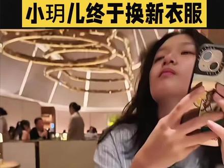 小玥儿终于不穿大白T了,条纹衬衫挽着衣袖干净大气,模样纯美太像大S了!
玥儿的气质真好,她穿一件蓝白条纹的衬衫,干净美丽……
她的手指特别细长,指甲干干净净的,没有任何装饰。
12岁的年纪,出落的善良大气。她扬起头的模样,下颌线堪称完美。
玥儿真是遗传了妈妈的美貌,素颜的模样都这么好看!#小玥儿#大S