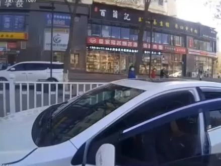 私家车安装警灯,真把自己当警车了。#平安守护 #警察 #交通安全