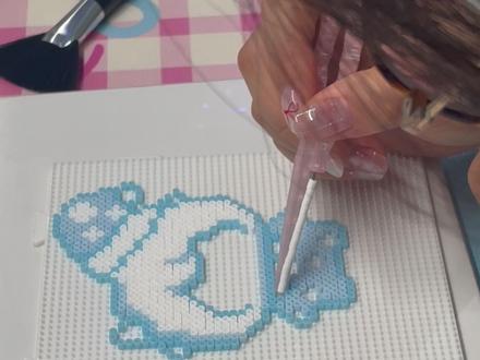 拼豆入坑DAY4 超萌睡衣喜羊羊来啦~ 终于!主包的首次正式拼豆视频来啦~
之前评论区有宝子让我拼喜羊羊,我找到一个很萌的睡衣版本的喜羊羊图纸,就快乐开拼啦~
图纸作者来自🍠 @oioioi
从画轮廓到填色,手都有点抖,最怕翻车的美纹纸没事,但熨烫的时候有一粒豆子没有粘到烘焙布上,也算小翻车了😭
最后无孔烫豆还是失败了,观察了一下前后都有孔,应该不是闷豆,而是烫的还不够。有机会再来复烫拯救一下~ 看我的熨烫过程,有什么做的还不到位的吗?欢迎留言给我建议哦
你们觉得新手第一次拼这样算成功吗?下次我打算拼个乌萨奇,你们还想看我拼什么,评论区继续点单呀!喜欢拼豆日常的宝记得关注,后续还会拼更多萌系小物件,蹲住不迷路~
#我染上了拼豆 #拼豆 #沉浸式拼豆 #拼豆打卡