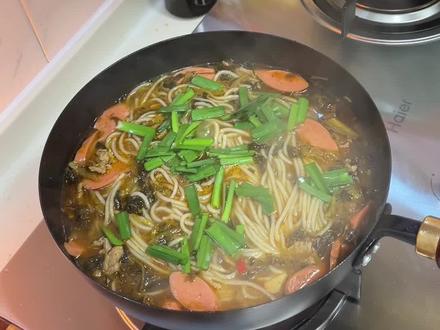 吃不腻的酸菜肉丝米线#酸菜 #米线