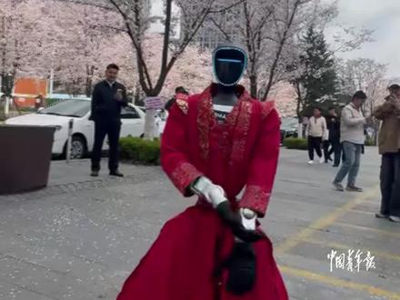 机器人在樱花节活动现场表演跳舞,小失误后快速起身展示才艺。