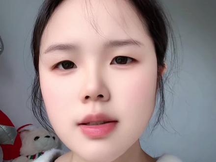 #热门 先用#热点宝 或#巨量算数 查自己账号是否打上标签,怎么才能让平台给你的账号打上标签?第一步:我的主页,三条杠,进入“创作者中心”“创作实验室”,选择“创作者标签”并标记相似作者(10个同赛道账号),或通过“星途商单”>“服务管理”设置行业与风格标签。
第二步:内容与互动优化:发布5-15条垂直内容,添加行业关键词和热门话题;在“重点关心”添加3-5个对标账号,利用“创作灵感”关联视频提升匹配度。
第三步:付费投放:通过“作品投放”选择“达人相似”,定向投放同赛道账号吸引精准流量。通过以上方法,可快速帮助算法识别账号定位,