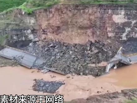 陕西甘泉一公路桥梁垮塌 5月25日凌晨2时许,受持续强降雨影响,甘泉县与高速公路连接线K5+500处发生山体崩塌,冲击桥墩,导致桥梁垮塌,造成2车受损3人受伤。伤者已第一时间送医救治,生命体征平稳。该路段地质条件复杂,当前桥梁排险抢修工作正在进行,请驾乘人员择道绕行,注意行车安全。
甘泉县一位村民称,垮塌的是县城通往高速路口的公路桥梁,桥下是北洛河。这可能与5月24日强降雨和山体滑坡有关。#强降雨 #桥梁垮塌 #山体滑坡 #盛新红 #交通安全