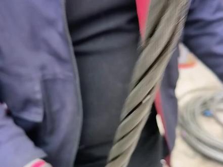 #手工 #手工编绳教程 #钢丝绳 #拖车绳 #实用绳结 ,感谢抖音平台传递正能量,4股钢丝绳也能编插,喜欢的朋友双击加关注吧!