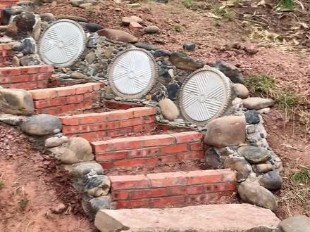 这样做出来的田园阶梯小路你觉得怎么样?能用天然材料的就没有去买,希望能保持自然与生态。亲自动手速度慢又很辛苦,但从中的收获和体验是用金钱买不到的,同时更需要一种吃苦的精神,加油!#改造小院 #田园阶梯小路 #阶梯小路 #田园生活